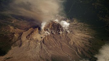 На полуострове Камчатка вулкан Шивелуч выбросил столб пепла высотой 9, 5 километров