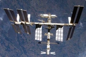 Пилотируемый корабль "Союз" успешно пристыковался с тремя космонавтами на борту к МКС