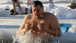 Жители Ульяновска закаляются нырянием в прорубь и бегом по снегу